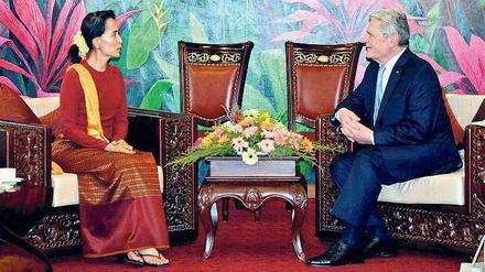 Förmlich. Auf Joachim Gaucks Programm in Myanmar stand auch ein Treffen mit der Friedensnobelpreisträgerin und Oppositionsführerin Aung San Suu Kyi. 