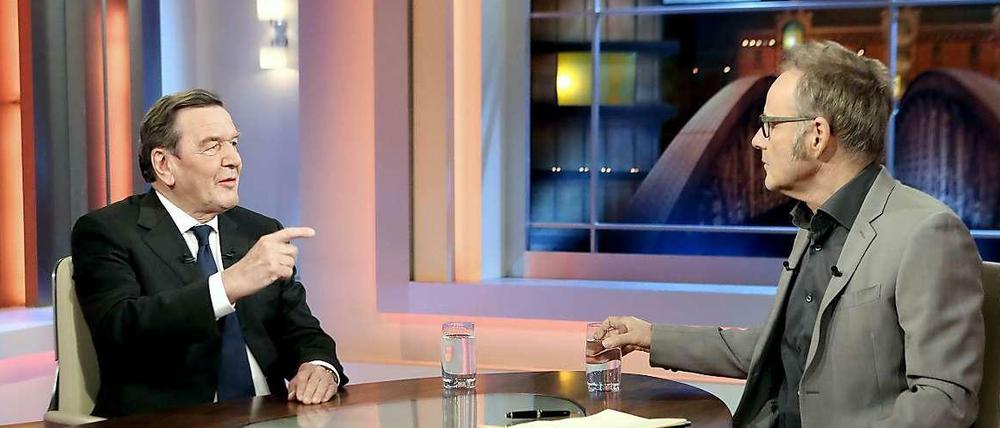"Klare Worte" fand Altkanzler Gerhard Schröder nicht nur am Donnerstagabend bei Reinhold Beckmann, genau diese Worte bilden auch den Titel seines neuen Buches, das er mit dem Journalisten Georg Meck gemacht hat. Ein Interviewbuch.