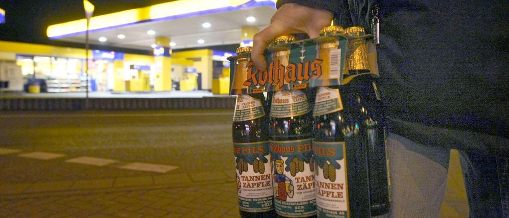 Ein Six-Pack Bier von der Tankstelle: Der Verkauf an Minderjährige ist strafbar. 