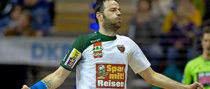 Durch die Verletzungsmisere der Füchse noch stärker gefordert: Routinier Iker Romero.