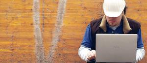 Am Arbeitsplatz. Wer früher auf einer Baustelle arbeitete, brauchte keine Computerkenntnisse. Heute sind sie in den meisten Berufen notwendig. Der Computerführerschein ist besonders interessant für Umschüler und Arbeitssuchende, die bislang im Arbeitsalltag weder Maus noch Keyboard gebraucht haben. 
