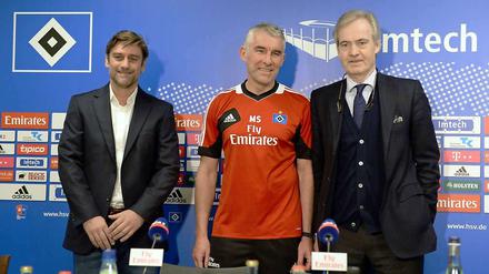 Das HSV-Trikot sitzt schon ganz gut. Mirko Slomka bei seiner Vorstellung am Montag zwischen Manager Oliver Kreuzer (l.) und Vorstandschef Carl Jarchow.