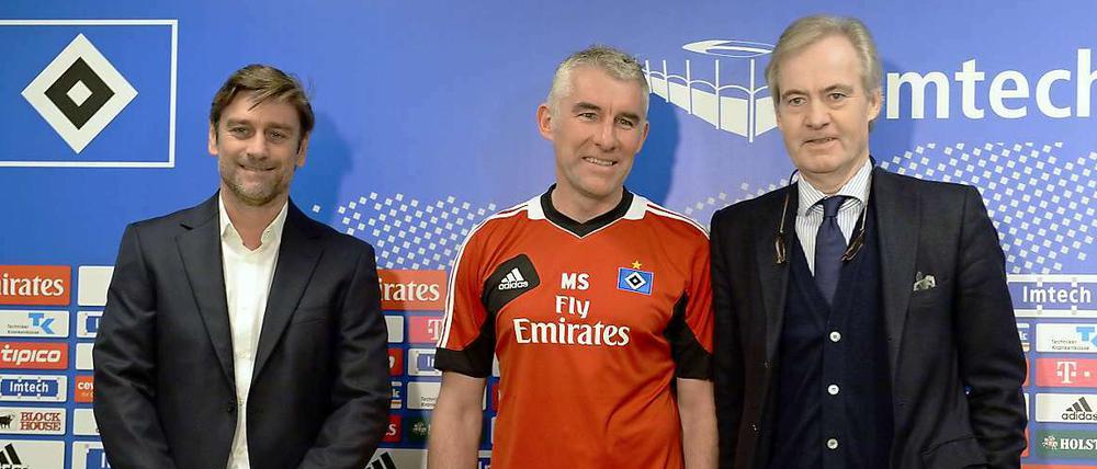Das HSV-Trikot sitzt schon ganz gut. Mirko Slomka bei seiner Vorstellung am Montag zwischen Manager Oliver Kreuzer (l.) und Vorstandschef Carl Jarchow.