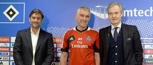 Das HSV-Trikot sitzt schon ganz gut. Mirko Slomka bei seiner Vorstellung am Montag zwischen Manager Oliver Kreuzer (l.) und Vorstandschef Carl Jarchow.