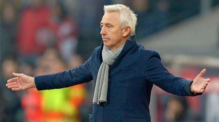 Das war's für Bert van Marwijk in Hamburg. Nach acht Pflichtspielniederlagen in Folge und dem Absturz auf Rang 17 folgte am Samstag nach dem 2:4 in Braunschweig die Entlassung.