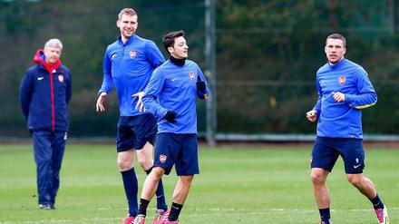 Gemischte Gefühle: Trainer Arsene Wenger beobachtet Arsenals deutsche Stars vor der Champions League Partie gegen den FC Bayern.