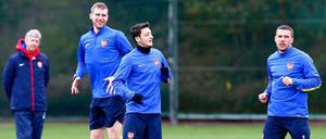 Gemischte Gefühle: Trainer Arsene Wenger beobachtet Arsenals deutsche Stars vor der Champions League Partie gegen den FC Bayern.