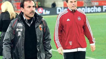 Bilder aus dem Relegations-Album. Jos Luhukay (l.) und Dieter Hecking (r.) trafen schon mit Uerdingen und Verl in der Regionalliga aufeinander, 2010 verwehrten Heckings Nürnberger Luhukays Augsburgern den Aufstieg. Heute duellieren sie sich im Olympiastadion. 
