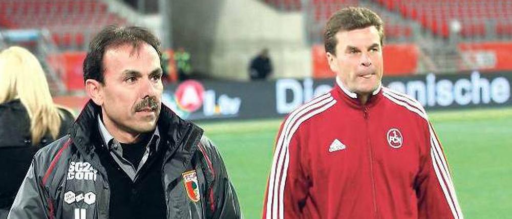 Bilder aus dem Relegations-Album. Jos Luhukay (l.) und Dieter Hecking (r.) trafen schon mit Uerdingen und Verl in der Regionalliga aufeinander, 2010 verwehrten Heckings Nürnberger Luhukays Augsburgern den Aufstieg. Heute duellieren sie sich im Olympiastadion. 