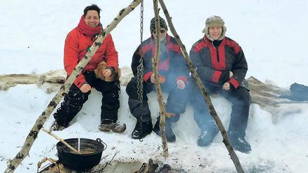 Ein Platz in der Tundra. Henrik, Arne und Ole (von links) sind Rentierzüchter. Für ihre Gäste haben sie ein Süppchen überm Feuer gekocht.