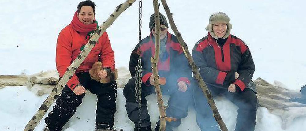 Ein Platz in der Tundra. Henrik, Arne und Ole (von links) sind Rentierzüchter. Für ihre Gäste haben sie ein Süppchen überm Feuer gekocht.