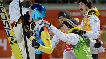 Endlich Gold. Severin Freund, Andreas Wank, Marinus Kraus und Andreas Wellinger (von links) feiern.