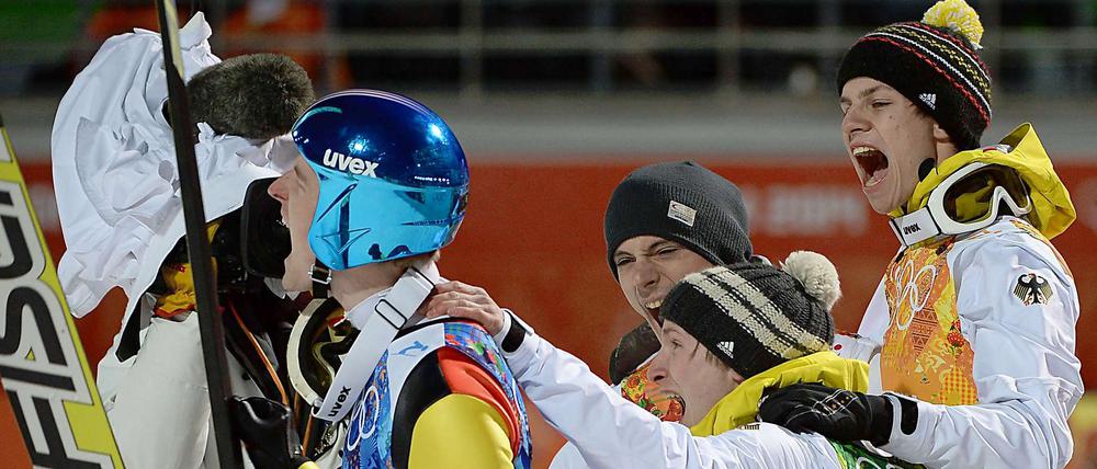 Endlich Gold. Severin Freund, Andreas Wank, Marinus Kraus und Andreas Wellinger (von links) feiern.