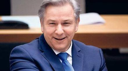 Noch lächelt er. Die bei der Sitzung des Abgeordnetenhauses geäußerte Kritik an seinem Agieren in der Schmitz-Affäre nahm Klaus Wowereit äußerlich gelassen hin. 