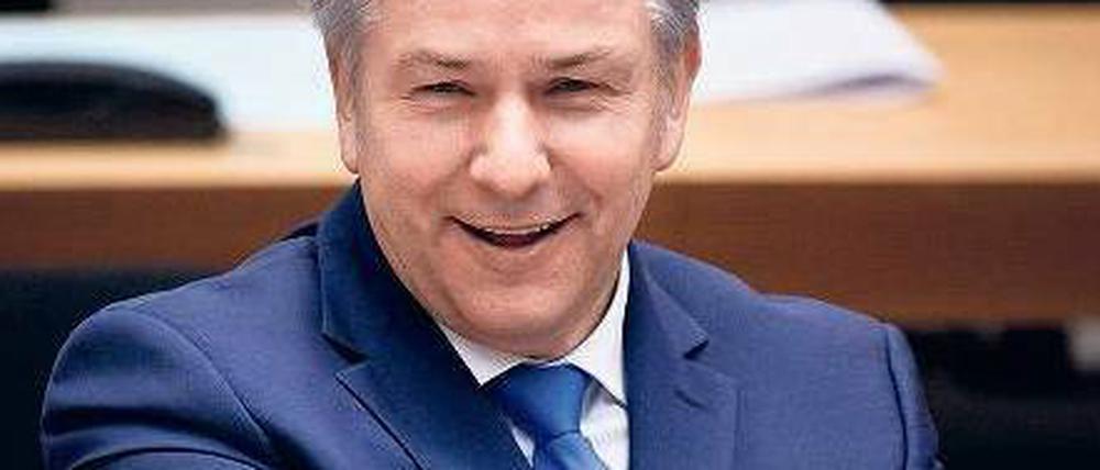 Noch lächelt er. Die bei der Sitzung des Abgeordnetenhauses geäußerte Kritik an seinem Agieren in der Schmitz-Affäre nahm Klaus Wowereit äußerlich gelassen hin.