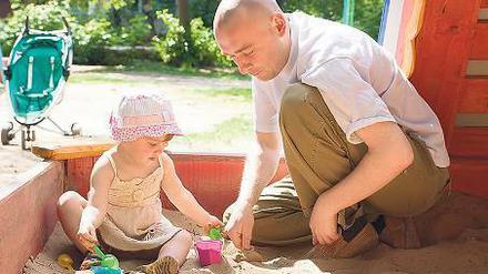 Nachmittags im Sandkasten. Nach wie vor haben Männer seltener Zeit für die Kinderbetreuung.
