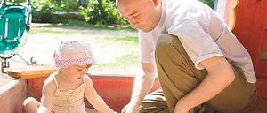 Nachmittags im Sandkasten. Nach wie vor haben Männer seltener Zeit für die Kinderbetreuung.