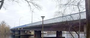Nicht alt, aber oll: Die Allende-Brücke in Köpenick wurde erst 1981 gebaut und muss jetzt zum Teil gesperrt werden, damit sie nicht einstürzt.