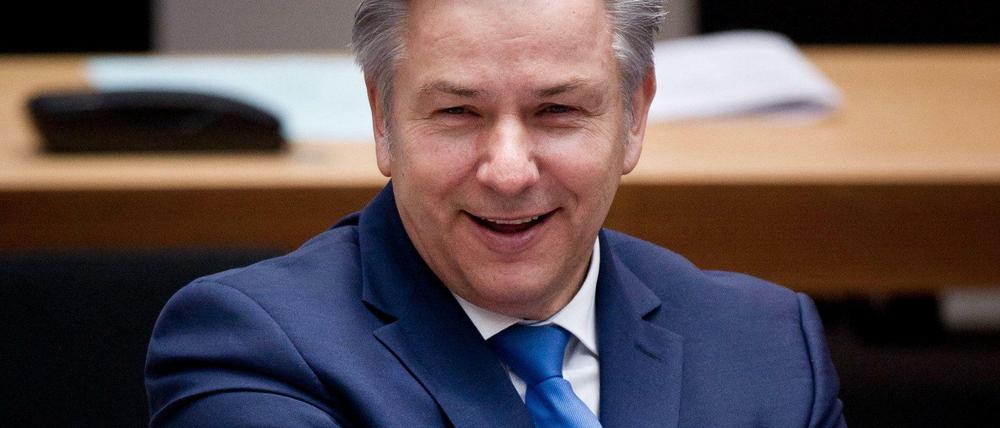 Der Berliner Anwalts Reiner Geulen und Walter Momper legen sich ordentlich ins Zeug, um Klaus Wowereit in der Steueraffäre um André Schmitz den Rücken zu stärken.