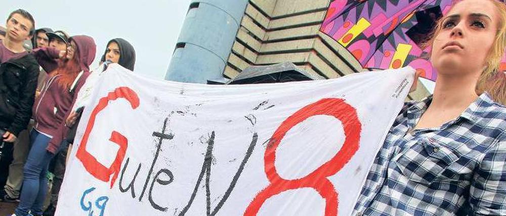 Schüler nehmen an einer Demonstration gegen die verkürzte Schulzeit bis zum Abitur teil.