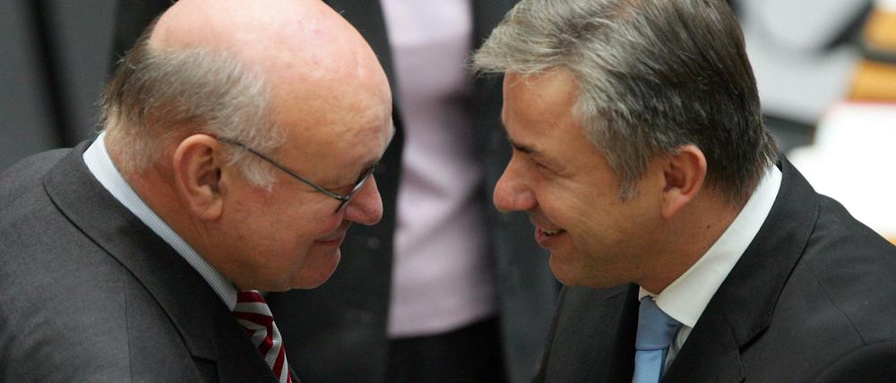 Leistete Walter Momper (l.) dem Regierenden Bürgermeister Wowereit in der Steueraffäre um André Schmitz einen fragwürdigen Freundschaftsdienst?