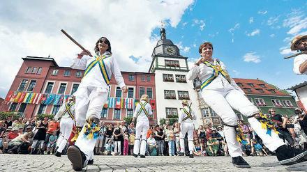 Zum fröhlichen Aufspielen am Markt. In Rudolstadt findet alljährlich Anfang Juli ein Festival für Weltmusik statt. 20 Bühnen sind dann im Städtchen aufgebaut.