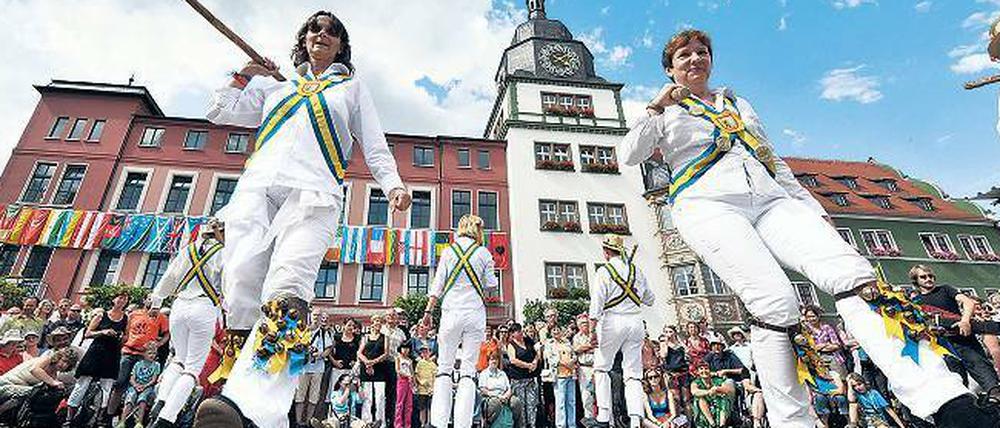 Zum fröhlichen Aufspielen am Markt. In Rudolstadt findet alljährlich Anfang Juli ein Festival für Weltmusik statt. 20 Bühnen sind dann im Städtchen aufgebaut.