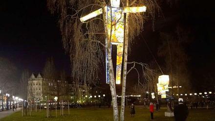 Diese Lichtfigur symbolisiert Giuseppe Marcone, der 2011 am Kaiserdamm auf der Flucht vor Schlägern durch einen Autounfall starb.