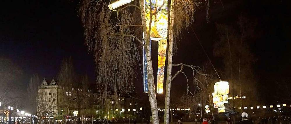Diese Lichtfigur symbolisiert Giuseppe Marcone, der 2011 am Kaiserdamm auf der Flucht vor Schlägern durch einen Autounfall starb.