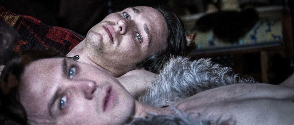 Was Mutter Cosima nicht wissen darf: Sohn Siegfried (Lars Eidinger, vorne) liebt Dorian Davies (Vladimir Burlakov).