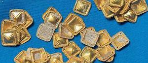 Goldschmuck eines Gewandes.