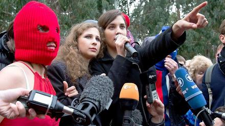 Pussy Riot führen in einem neuen Musikvideo die Olympia-Stadt Sotschi vor.