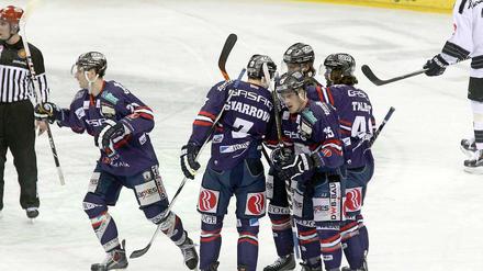 „Playoffs, wir kommen“, schallte es aus der Fankurve. 
