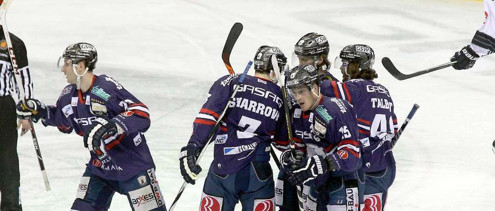 „Playoffs, wir kommen“, schallte es aus der Fankurve. 
