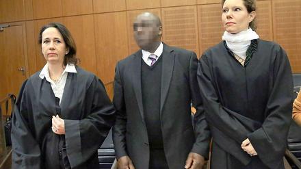 Der ehemalige Bürgermeister der nordruandischen Stadt Muvumba, Onesphore Rwabukombe, ist zu 14 Jahren Haft wegen Beihilfe zum Völkermord in Ruanda verurteilt worden. Seine Anwältinnen, Kersten Woweries (links) und Natalie von Wistinghausen hatten auf Freispruch plädiert. 