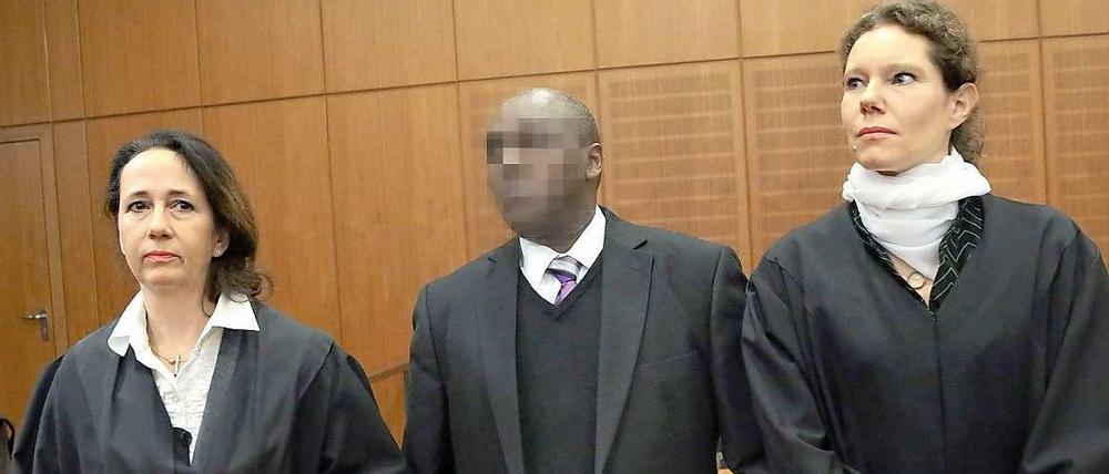Der ehemalige Bürgermeister der nordruandischen Stadt Muvumba, Onesphore Rwabukombe, ist zu 14 Jahren Haft wegen Beihilfe zum Völkermord in Ruanda verurteilt worden. Seine Anwältinnen, Kersten Woweries (links) und Natalie von Wistinghausen hatten auf Freispruch plädiert. 