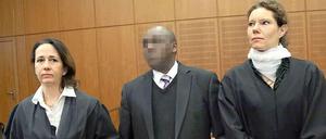 Der ehemalige Bürgermeister der nordruandischen Stadt Muvumba, Onesphore Rwabukombe, ist zu 14 Jahren Haft wegen Beihilfe zum Völkermord in Ruanda verurteilt worden. Seine Anwältinnen, Kersten Woweries (links) und Natalie von Wistinghausen hatten auf Freispruch plädiert. 