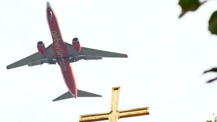 Auch wenn noch ein paar hundert Meter zwischen Flugzeug und Erdboden liegen - nicht nur die Beschriftung auf dem Rumpf ist klar zu erkennen, sondern auch Räder, Triebwerke und Signallichter. 650 Flugbewegungen gibt es täglich in Tegel, davon geht die Hälfte über Pankow hinweg. 