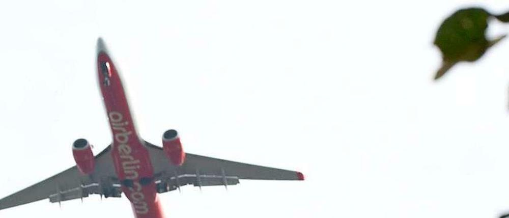 Auch wenn noch ein paar hundert Meter zwischen Flugzeug und Erdboden liegen - nicht nur die Beschriftung auf dem Rumpf ist klar zu erkennen, sondern auch Räder, Triebwerke und Signallichter. 650 Flugbewegungen gibt es täglich in Tegel, davon geht die Hälfte über Pankow hinweg.