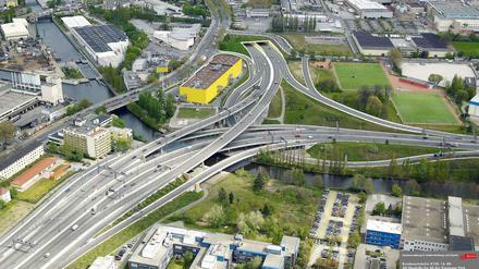Neuköllner Perspektiven. Wo sich der gelbe Möbelmarkt befindet, ist heute Schluss für die A 100. Anschließend verschwindet der Bau in einem Tunnel, der nun gebaut wird.