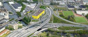 Neuköllner Perspektiven. Wo sich der gelbe Möbelmarkt befindet, ist heute Schluss für die A 100. Anschließend verschwindet der Bau in einem Tunnel, der nun gebaut wird.