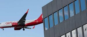 Die Vogel-Aufkleber auf den Fenstern sollen die Tiere davon abhalten, gegen die Fenster zu fliegen. In Pankow fliegen aber auch große Vögel aus Metall nah an den Fensterfronten mancher Bürogebäude vorbei. 