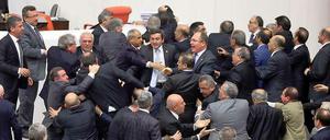 In einer emotionalen Debatte der Abgeordneten ist am Samstag die umstrittene Reform des Justizapparats gebilligt worden. Es kam zu Handgreiflichkeiten.