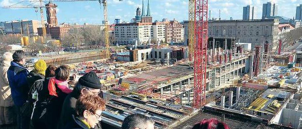 Schaustelle Berlin Mitte: Von der Terrasse der Humboldt-Box behält man den Überblick.