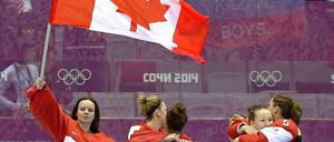 Jubel unterm Ahornblatt: Kanadas Eishockeyfrauen feiern den Sieg in der Verlängerung über die USA.