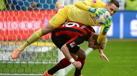 Krumm gebuckelt. Raphael Wolf sichert den Ball vor Frankfurts Stefan Aigner.