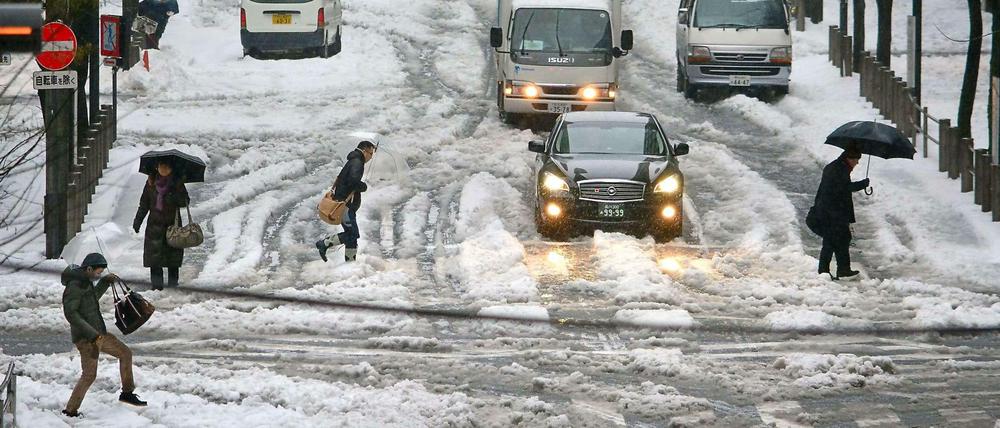 Heftige Schneefälle legten am Freitag Japans Straßen lahm. Eine baldige Besserung ist nicht in Sicht. 