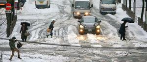 Heftige Schneefälle legten am Freitag Japans Straßen lahm. Eine baldige Besserung ist nicht in Sicht. 