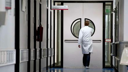 Mehr Lohn und bessere Arbeitsbedingungen. Davon könnte bald auch dieser Arzt im Vivantes-Klinikum in Neukölln profitieren.