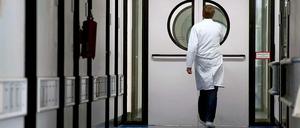 Mehr Lohn und bessere Arbeitsbedingungen. Davon könnte bald auch dieser Arzt im Vivantes-Klinikum in Neukölln profitieren.